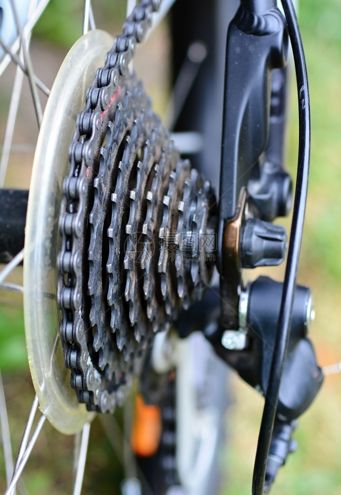 车轮运动金属旧的肮脏使用过铁链条环冰脱轨器图片