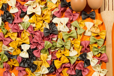传统的意大利面食用两个鸡蛋结成的弓碳颜色蔬菜图片