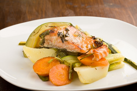 吃烤鲑鱼和蔬菜在白盘上的照片食物萝卜图片
