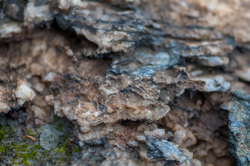 自然封闭岩石盐和矿物浅地深马鲁伊结石图片