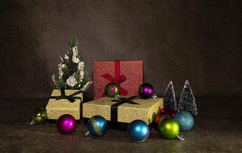 娶圣诞装饰wth树并赠送快乐的圣诞节装饰与球小玩意十二月颜色图片