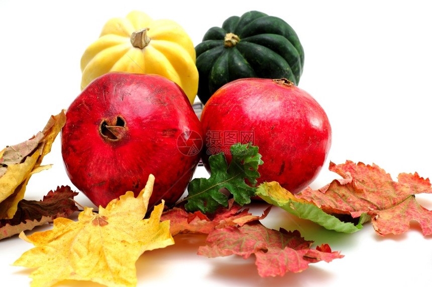 蔬菜白色的绿和黄橡子壁球配有秋色石榴和彩落叶白背景与世隔绝食物图片