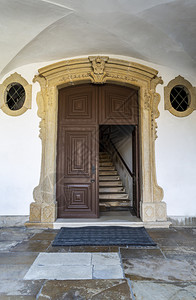 圣玛丽修道院教堂门入口以巴洛克风格建造葡萄牙科英布拉罗瓦拱洛尔沃图片