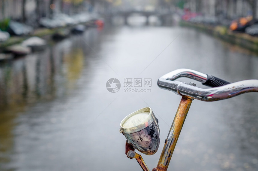 荷兰语酒吧城市的在荷兰阿姆斯特丹关闭一个自行车手栏杆图片