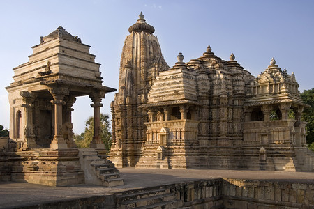 地标区建筑学印度中央邦区Khajuraho镇KandariyaMahadevJian寺庙建筑群背景图片