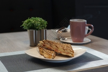 热的桌子美味烤火腿和芝士三明治早餐图片