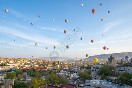 充满热气球的城市村落图片
