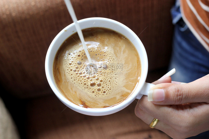 牛奶加入咖啡中图片