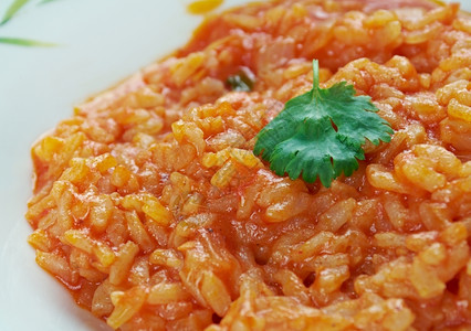 新鲜的美食意大利烤番茄土豆里索托乌摩多罗烩饭背景图片