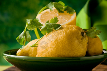 柑橘一种切碎绿色背景面前的美味黄柠檬水果的照片来自Flickr用户图片