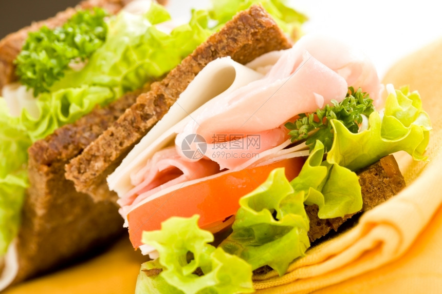 毛巾英斯拉塔照片美味的大起司和火腿三明治白色孤立背景的生菜黑色图片