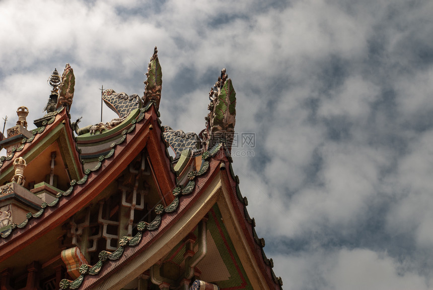 泰国曼谷2019年8月日WatBhomanKhunaramKhunaram寺古庙屋顶的传统图案人古老图片