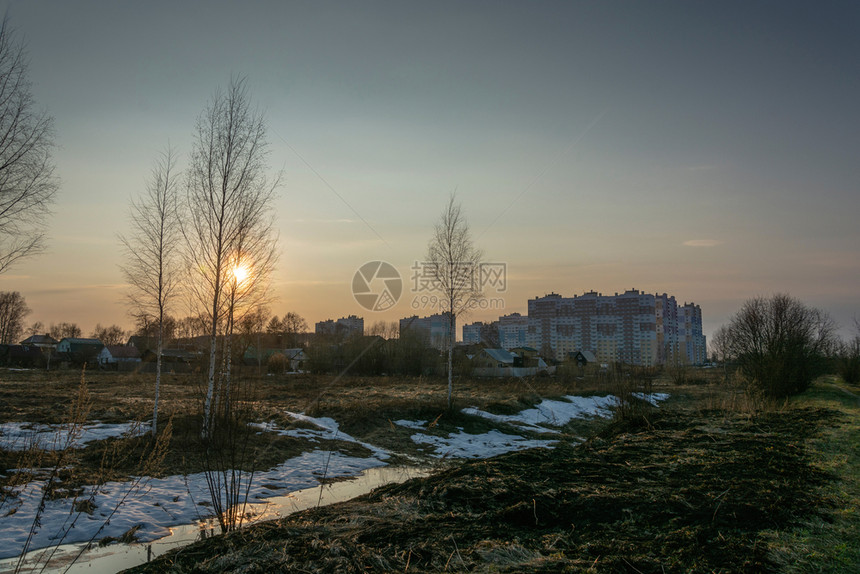 太阳光线景观伊凡诺沃市郊日落之光下的春月城市风景光图片