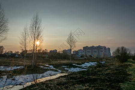 太阳光线景观伊凡诺沃市郊日落之光下的春月城市风景光图片