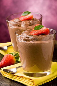茶匙蛋糕可口一杯美味的巧克力慕斯加草莓和黄餐巾纸图片