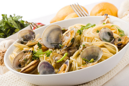 甜美的意大利面和白底的蛤营养烹饪海鲜图片