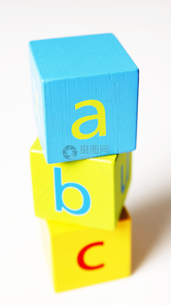 ChildsWooden字母区块拼出ABC玩具童年白色的图片