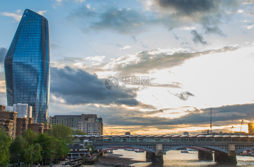 2019年4月7日伦敦摩天大厦沿泰晤士河的团结建筑学城市景观图片