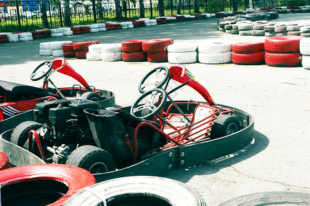 危险速度赛车手两辆卡特单和双跟踪红色和白油漆轮胎图片