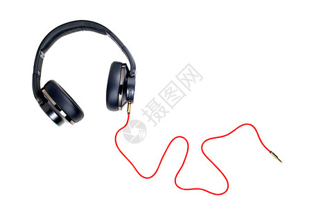 黑色的声音立体白色背景的黑耳机和红电缆分离器图片