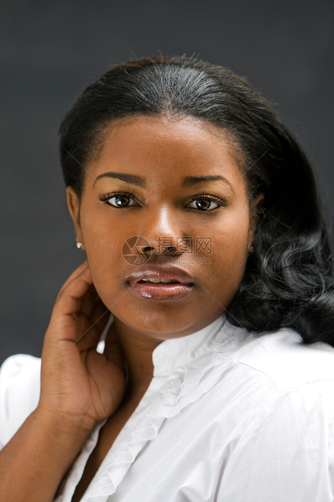 一个穿白衬衫的美丽非洲女人的肖像非棕色的女士图片