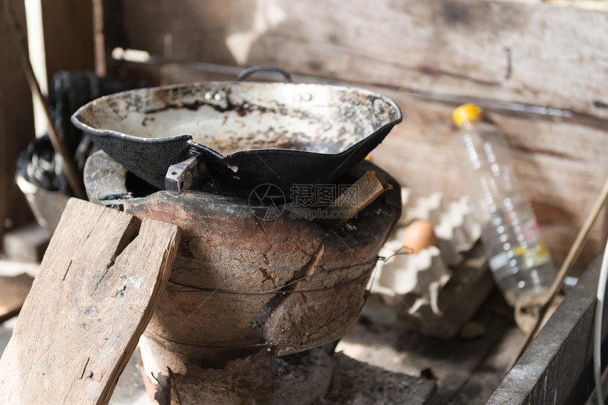垃圾摇滚以厨房亚洲风格的式炉灶锅平底木制的图片