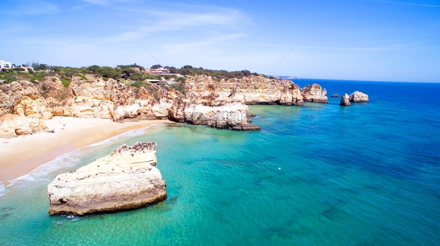 特雷斯海洋葡萄牙Alvor附近PraiaTresIrmaos自然岩石的空中水图片