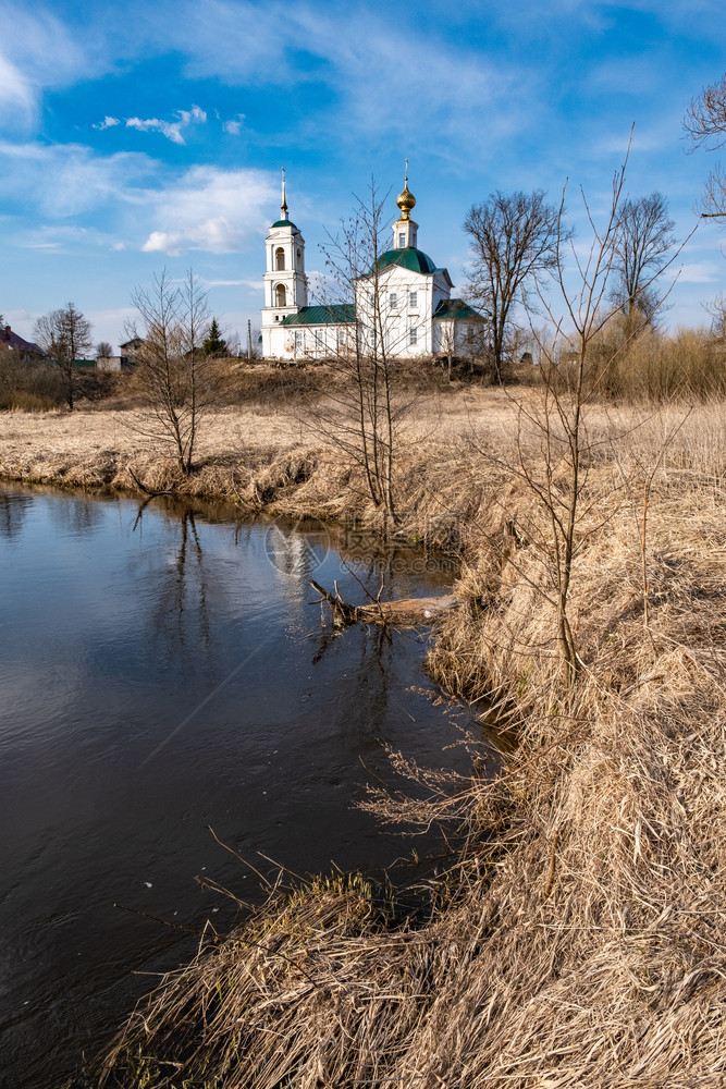 伊凡诺沃地区Sidorovskoye村有一座东正教白石堂的春农村景观树乡的伊万诺沃图片