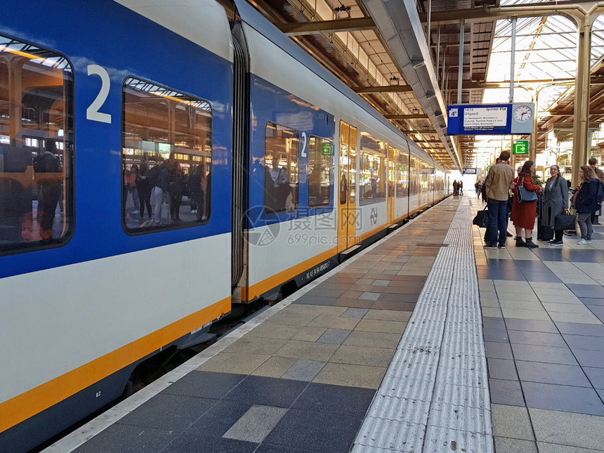 2018年月5日在荷兰阿姆斯特丹比亚尔默站旅行的乘客建筑社论运输图片