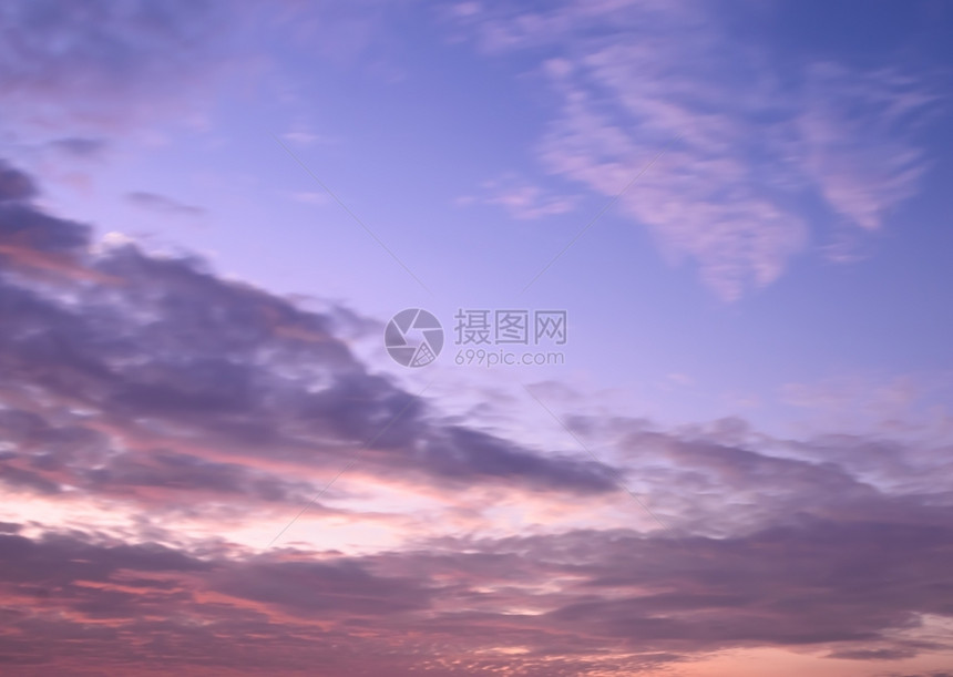 柔软焦点下美丽的暮光天空背景抽象的丰富多彩图片