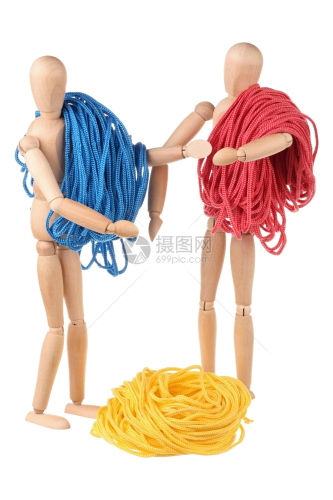 手晾衣绳木偶在白色背景上隔离的两条假色和彩绳索图片