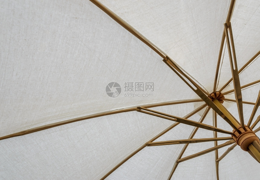 传统的白色织物保护伞的背后手工制作图片