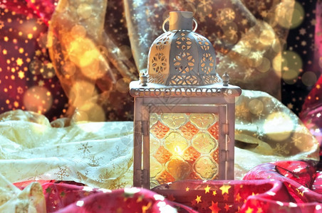 明亮的圣诞节东方装饰中的彩色纺织灯笼丰富多彩的图片