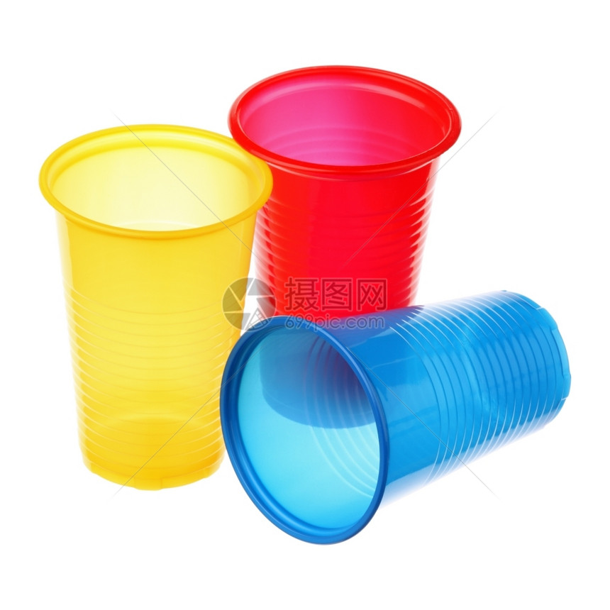 三个塑料杯白底隔离在色背景上空的红色物质图片