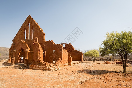 非洲博茨瓦纳农村用烤土砖建造的旧Palapye教堂废墟建成砖块图片