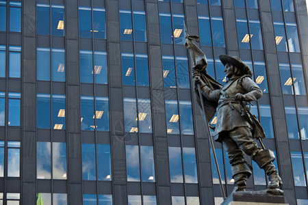 魁北克建筑学塔PauldeChomeedey在加拿大蒙特利尔具有现代建筑背景的保罗德乔梅迪雕像背景