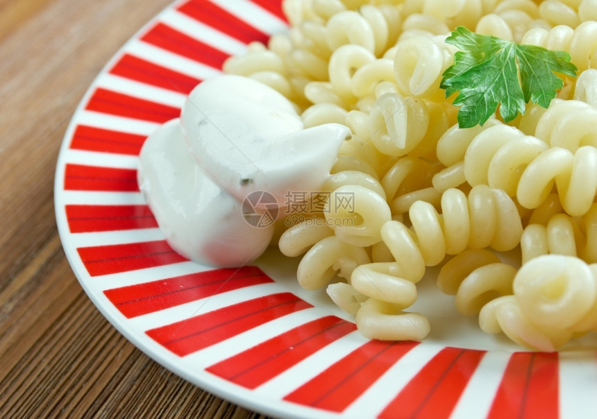 素食主义者烹饪Fusilli意大利面条加奶油酱意大利语图片
