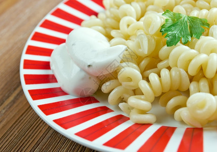 素食主义者烹饪Fusilli意大利面条加奶油酱意大利语图片