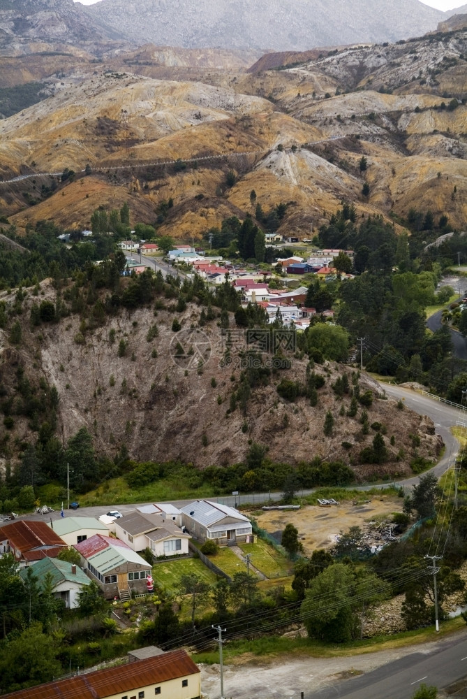 高速公路开采的光秃独特采矿城镇皇后塔斯马尼亚Tasmania有奇特的颜色和被污染环境图片