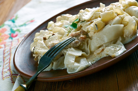 意大利语美食面条加鸡肉和奶油酱煮熟的图片