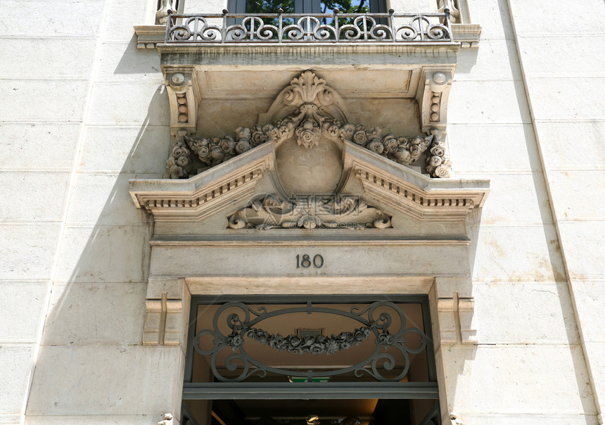 财产一种葡萄牙里斯本市中心一栋大楼外墙上的新古典建筑元素的详细节12月0日奢华图片