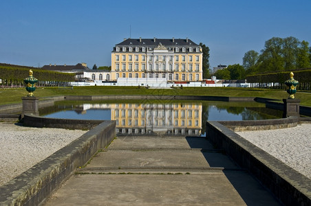 池塘Bruehl的奥古斯堡宫和主水池教科文组织建造图片
