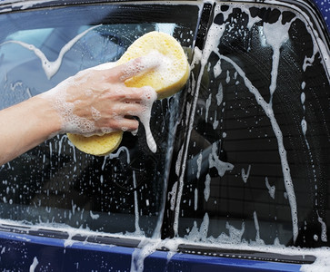 黄色的手指男子用黄色海绵洗车201年4月选择sp2图片