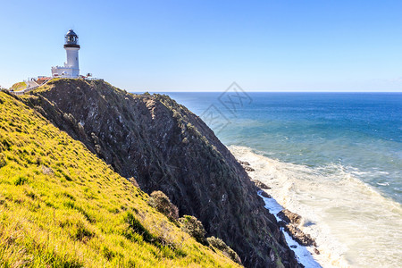 岬拜伦角灯塔在悬崖上阳光明媚的一天导航草图片