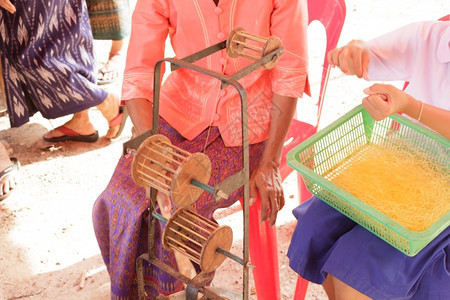 丝绸自然传统的妇女展示生产丝线图片