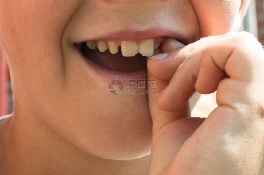 嘴孩子用手指着牙它年轻的童图片