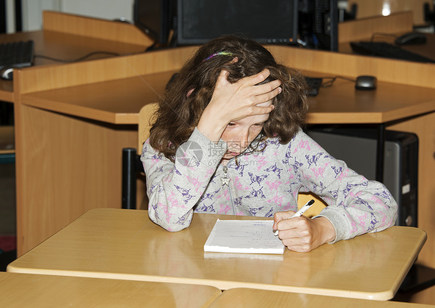 笔课堂木头在学校用纸写字的左手女孩图片
