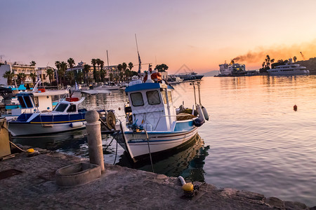 海洋抽烟超过希腊科斯港渡轮漏流的烟雾在港口上空升起图片