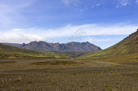 充满苔藓的山和土地图片