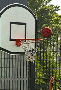 一种球员试图在户外篮球赛中得分网背景图片